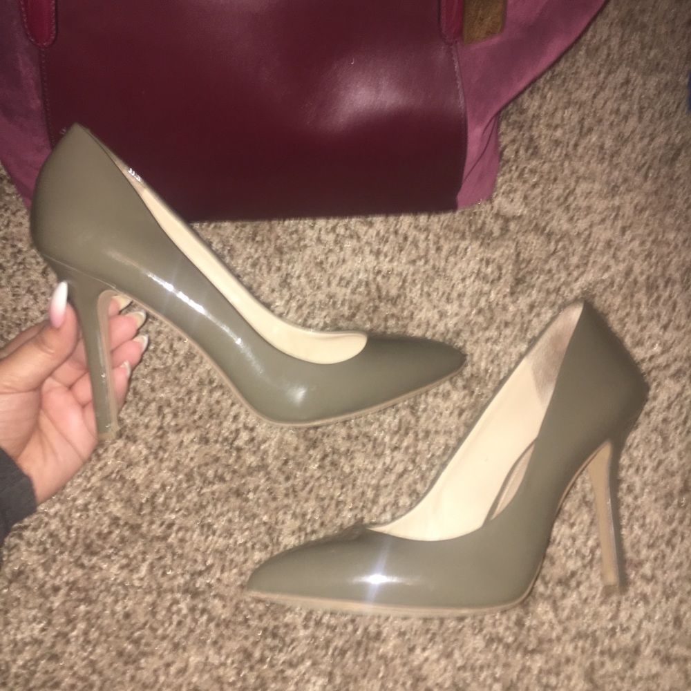 Jessica Simpson grey pumps heels